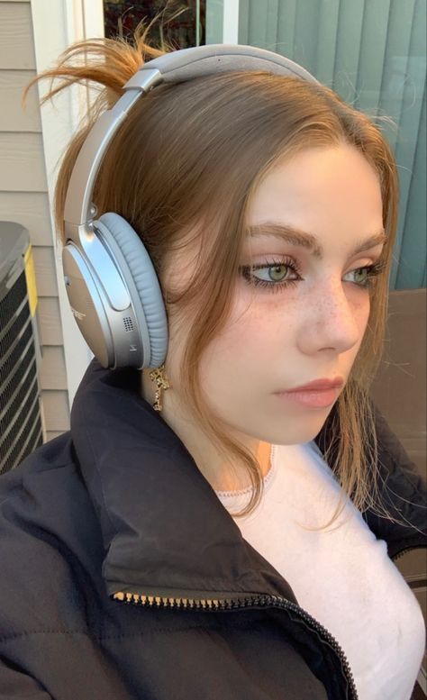 Aesthetic Headphones Photo, Person Wearing Headphones, Headphone Girl, Girl Wearing Headphones, Headphone Girl Aesthetic, Headphone Outfit, Bose Headphones, Girl With Headphones, Wireless Noise Cancelling Headphones