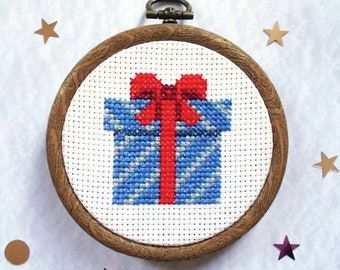 Christmas Tree Decoration Craft, Christmas Present Decoration, Cross Stitch For Beginners, Snowflake Cross Stitch, Hoop Frame, Cross Christmas Tree, Thread Needle, Xmas Cross Stitch, Aida Fabric