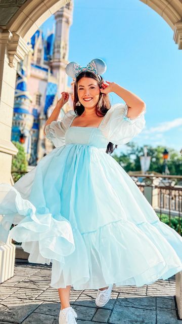 Mommy And Me Disney Outfits, Mommy And Me Disney, Outfit Aesthetic Ideas, Disneyland Outfit Ideas, Outfit Ideas For Moms, Outfits For Mom, Amusement Park Outfit, Alice In Wonderland Pictures, Spring Halloween