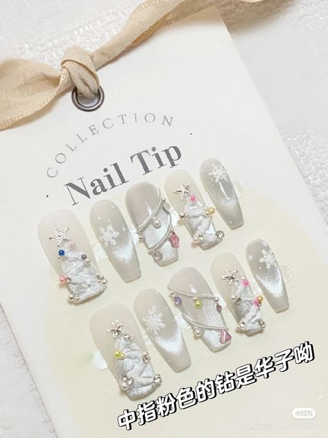 Nail Christmas Korea, Christmas Nails With Gems, Nails Christmas Tree, Chinese Nails, Nail Noel, Korea Nail, Nail Art Noel, Pinterest Christmas, Christmas Tree Snowman