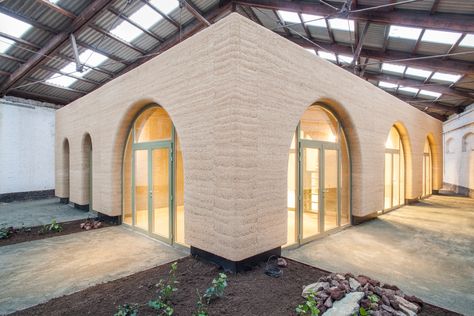 Gallery of Regional House Edeghem / BC architects - 1 Arch Inspiration, Types Of Concrete, Sustainable Building Materials, Civil Construction, Acoustic Insulation, Ancient Mesopotamia, Rammed Earth, Adaptive Reuse, Building Materials