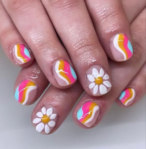 60s Inspired Nails, Hippie Nail Art Boho, Short Hippie Nails, Groovy Nail Designs, 1960s Nails, Peace Sign Nails, Groovy Nail Art, Hippie Nail Art, Groovy Nails