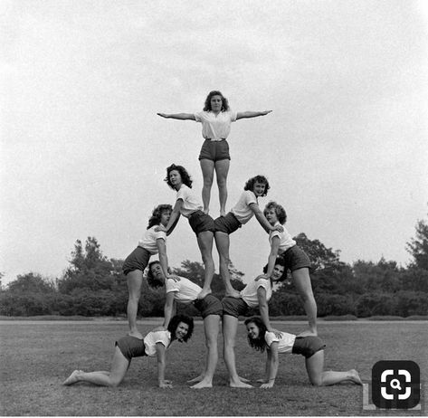 Cheer Pyramids, Cool Cheer Stunts, Cheerleading Stunts, Cheer Team Pictures, Cheerleading Stunt, Cute Cheer Pictures, Cheer Workouts, Cheer Poses, Acrobatic Gymnastics