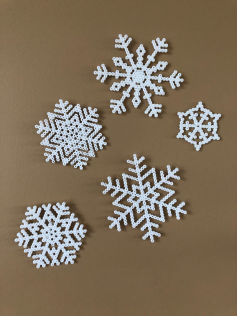 Perler Bead Snowflakes Pattern, Snowflake Perler Bead Patterns, Snefnug Med Perler, Hamahelmi Ideas, Jul Perler, Fuse Beads Ideas, Bead Snowflakes, Hama Beads Christmas, Mini Hama Beads