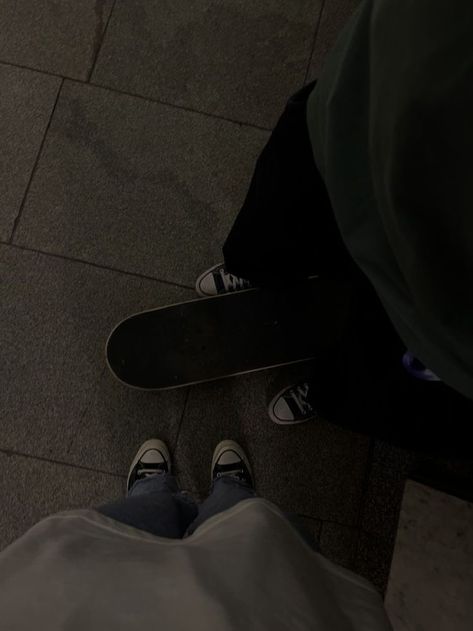 IG : Hayati_jnr Skateboard Friends, Skater Boy Fits, Skate Kitchen, Skateboarding Aesthetic, Dark Blue Eyes, Skateboard Aesthetic, Skate 3, Skateboard Photography, Skater Boys