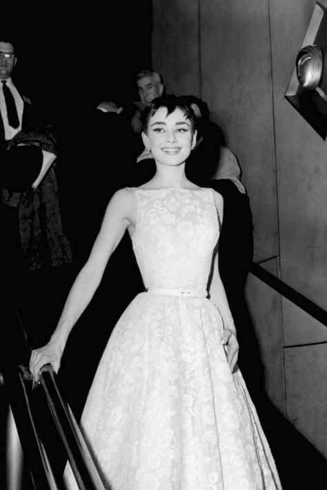 Old Hollywood fashion is the gold standard for the red carpet. See the best looks here. Audrey Hepburn Oscar, Audrey Hepburn Givenchy, Best Oscar Dresses Of All Time, Audrey Hepburn Outfit, Vestidos Oscar, Best Oscar Dresses, Red Carpet Dresses Best, Oscar Gowns, Oscar Fashion