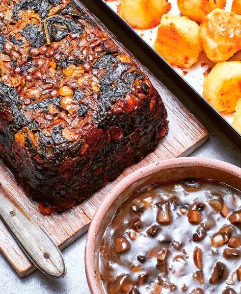 Veggie Roast, Vegan Nut Roast, Roasted Nuts Recipe, Nut Roast, Christmas Centrepieces, Nut Loaf, Christmas Nuts, Turnip Cake, Roast Recipe