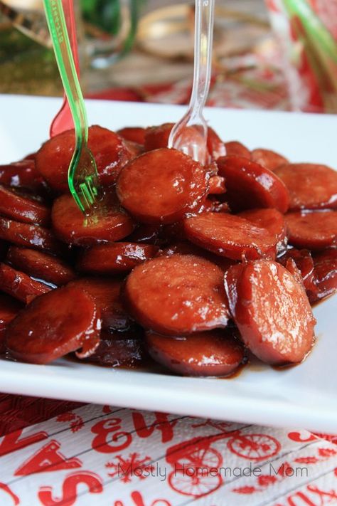 Sliced smoked kielbasa sausage glazed with ginger ale, brown sugar, and barbecue sauce. The perfect appetizer for Christmas, New Year's, or just at home with the family! Kalbasa Recipes, Kielbasa Appetizer, Smoked Kielbasa, Kielbasa Bites, Kielbasa Recipes, Kielbasa Sausage, Appetizers Easy Finger Food, Finger Foods Easy, Kielbasa