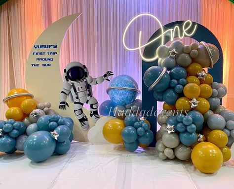 Barbie Astronaut, Space Balloons, 1st Trip Around The Sun, Astronaut Theme, Planet Birthday, Diy Paper Toys, Astronaut Party, Flower Walls, Baby Birthday Themes