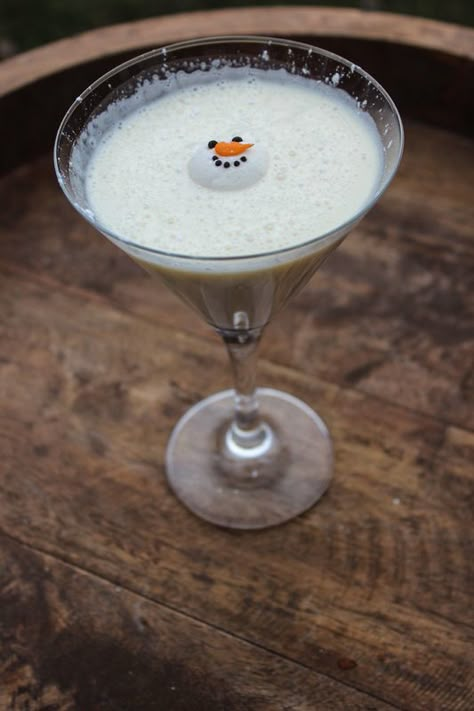 Melted Snowman Martini! 2 oz Vanilla Vodka 1 oz Fireball Cinnamon Whisky 1 oz Rumchata 1 oz Half & Half Shake Well & Pour Sprinkle with powdered sugar Garnish with Wilton Snowman Candy Snowman Martini, Christmas Martini, Melting Snowman, Martinis Drinks, Melting Snowmen, Candles Birthday, Melted Snowman, Glass Candles, Candle Wedding