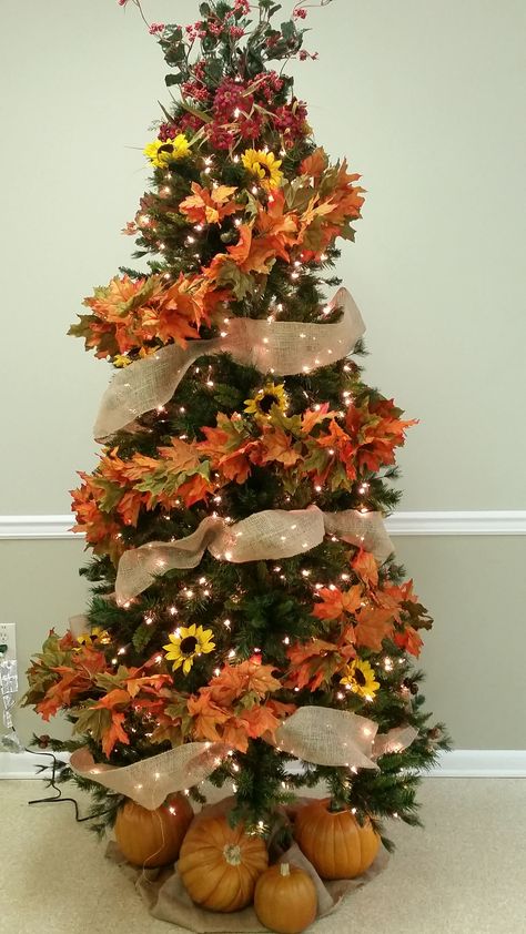 Harvest Tree Ideas, Fall Tree Topper Ideas, Thanksgiving Christmas Decor Combined, Autumn Tree Decorations, Thanksgiving Tree Decorations, Thanksgiving Tree Ideas, Fall Christmas Tree Ideas, Turkey Christmas Tree, Fall Tree Decor