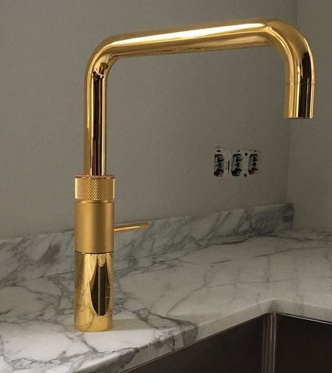 Quooker Gold tap, 3 in 1. It' s a mixer tap and boiling water tap in one. Immediately boiled water to cold and warm water. Bring some… Quooker Tap, Man Kitchen, Kitchen Extensions, Boiling Water Tap, Terrace Kitchen, Clever Kitchen Storage, Gold Taps, Kitchen Accesories, Boiled Water