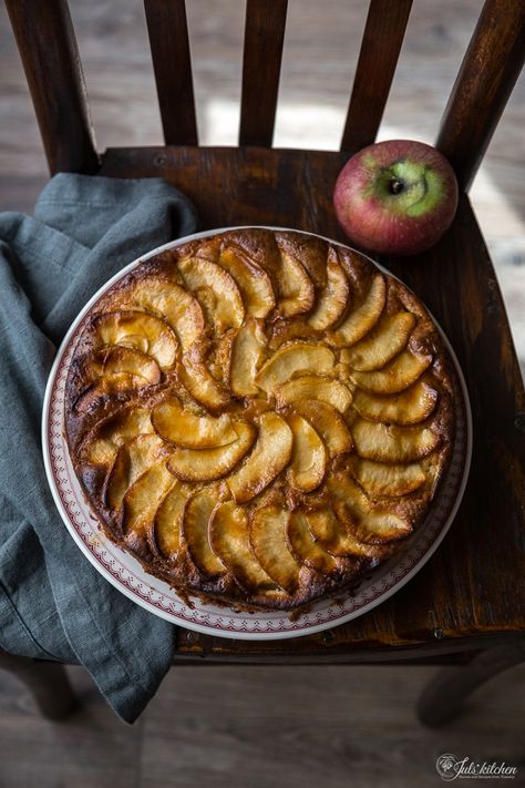 This apple olive oil cake has a Mediterranean twist thanks to the extra firing olive oil and the lemon juice. It is moist, delicate and full of apples. Apple Olive Oil Cake, Cake With Apples, Olive Oil Cake Recipe, Trolls Cake, Apple Benefits, Oil Cake, Olive Oil Cake, Healthy Eyes, Apple Cake