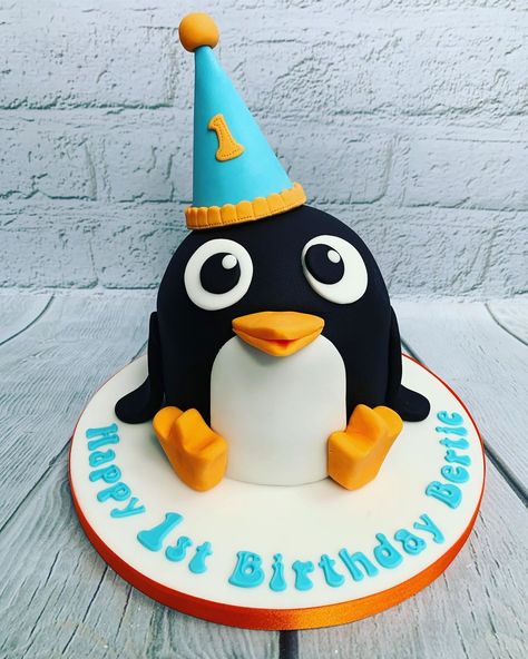 Penguin Smash Cake, Penguin Cake Ideas, Fudge Cake Filling, Penguin Birthday Cake, Cakes Unique, Penguin Cake, Doctor Cake, Fab Cakes, Penguin Cakes