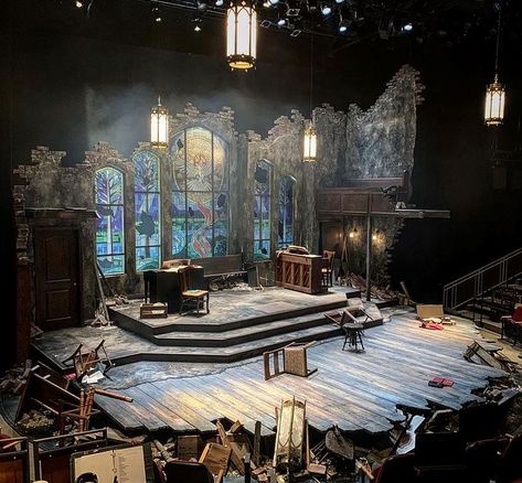 Theater Scene Design, 1920s Set Design, Gothic Set Design, Medieval Set Design, Stage Set Design Theatre, Stage Concept Art, Theater Stage Design, Fantasy Theater, Theatre Set Design