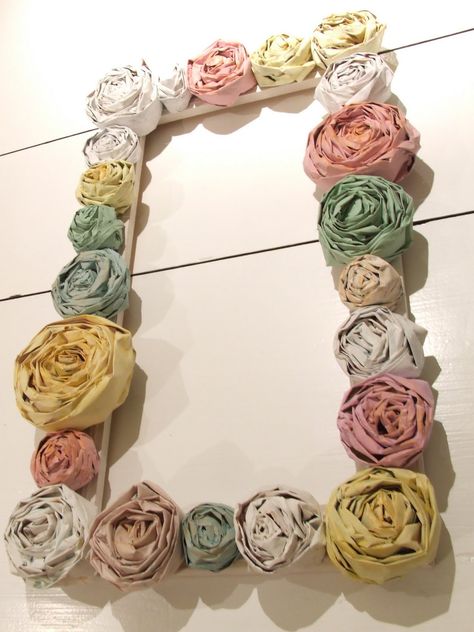 DIY:  How to Make a Newspaper Rose Wreath - she shows, in detail, how she makes the roses out of newspaper strips, then paints and glues them to an old frame. Newspaper Flowers, Deco Pastel, Fleurs Diy, Newspaper Crafts, Rose Frame, Rose Wreath, Crafty Craft, Paper Roses, Craft Time