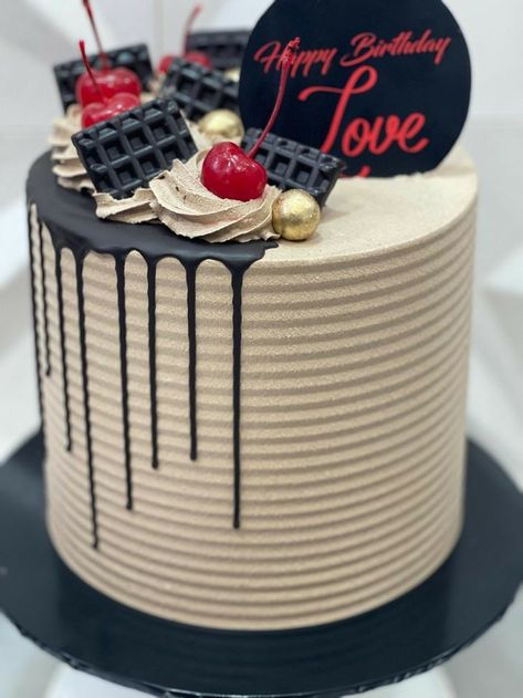 2 Kg Cake Design, Whipped Cream Cake Design Ideas, Whipped Cream Birthday Cake, Whipped Cream Cake Design, Cream Cake Design, Whipped Cream Cake, Chocolate Cream Cake, Cake Design For Men, Minimalist Cake