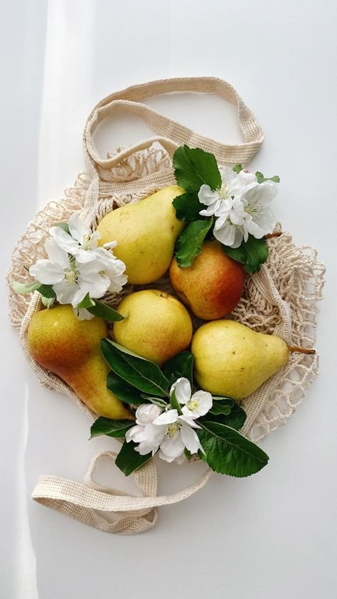 Food Flatlay, Baked Pears, Cooking Photography, Candles Photography, Veggie Delight, Fall Fruits, Fruit Photography, Beautiful Fruits, Photo Candles