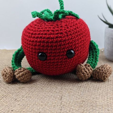 Crochet Tomato Pattern Free, Crochet Tomato, Tomato Crochet, La Tomatina Festival, Crochet Apple, Diy Stuffed Animals, Crochet Crafts, Crochet Toys, Free Crochet Pattern