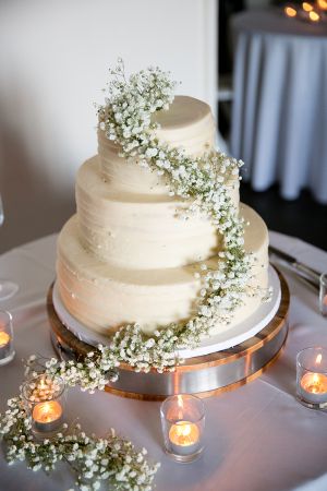 Boathouse Wedding, Buttercream Wedding Cake, Wedding Cake Rustic, Simple Wedding Cake, White Wedding Cake, Baby's Breath, Wedding Bar, Simple Weddings, House Boat