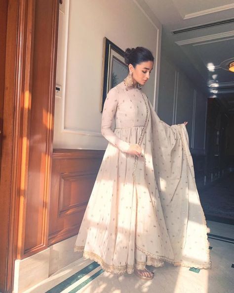 15 Most Gorgeous Ethnic Outfits Alia Bhatt Wore for 'Kalank' Promotions! | ShaadiSaga Golden Anarkali, भारतीय दुल्हन संबंधी, Simple Bun, Orang India, डिजाइनर कपड़े, Pengantin India, Indian Designer Suits, Gold Wedges, Casual Indian Fashion