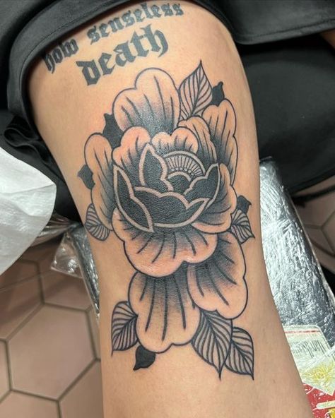 Peony Kneecap Tattoo, Thigh Peony Tattoo, Peony Knee Tattoo Traditional, Knee Tattoo Peony, Botanical Tattoo Traditional, Knee Peony Tattoo, Knee Tattoo Script, Trad Peony Tattoo, Traditional Flower Knee Tattoo