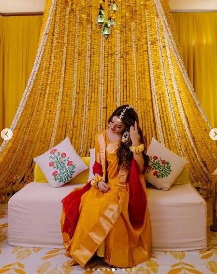 Holud Saree Ideas, Bengali Bride Haldi Look, Menhdi Dress, Haldi Ceremony Outfit Saree, Bengali Haldi Look, Gaye Holud Bengali Bride, Haldi Bridal Outfit, Holud Bride, Haldi Outfits For Bride