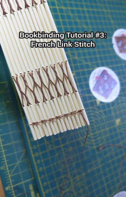 Book Binding Methods, Book Binding Design, Book Sculptures, Bookbinding Tools, Bookbinding Tutorial, Book Reading Journal, Book Binding Diy, Book Cover Diy, Book Maker