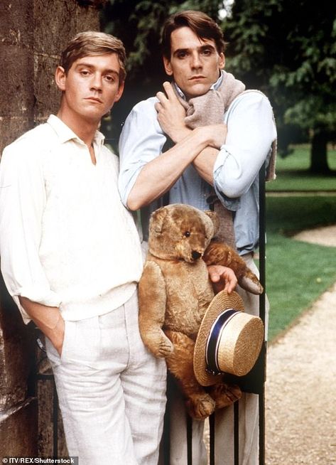 Jeremy Irons as Charles Ryder and Anthony Andrews as Sebastian Flyte in the TV adaptation ... Anthony Andrews, Brideshead Revisited, Evelyn Waugh, Castle Howard, Photo Stock Images, Old Tv, Famous Faces, Best Tv, Teddy Bears