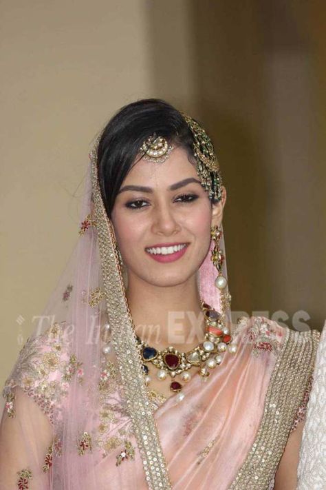 Mira Rajput at the post wedding press conference. #Bollywood #Fashion #Style #ShahidKiShaadi #Beauty Shahid Kapoor And Mira Rajput, Anushka Images, Meena Jewellery, Mira Kapoor, Wedding Hairstyles For Women, Glamorous Wedding Hair, Bridal Jewellry, Black Wedding Hairstyles, Black Dinnerware