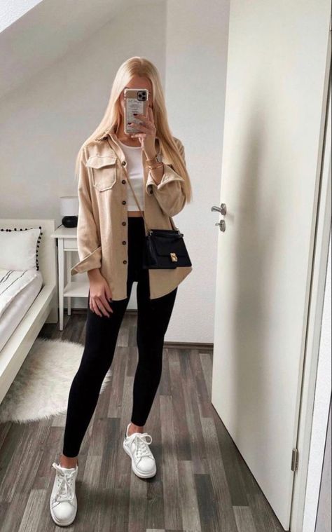 Smart Leggings Outfit, Outfit Sobrecamisa Beige, Sobrecamisa Mujer Outfit, Sobrecamisa Beige, Tan Outfits For Women, Beige Shirt Outfit, Frühling Outfit, Germany Outfits, Mantel Outfit