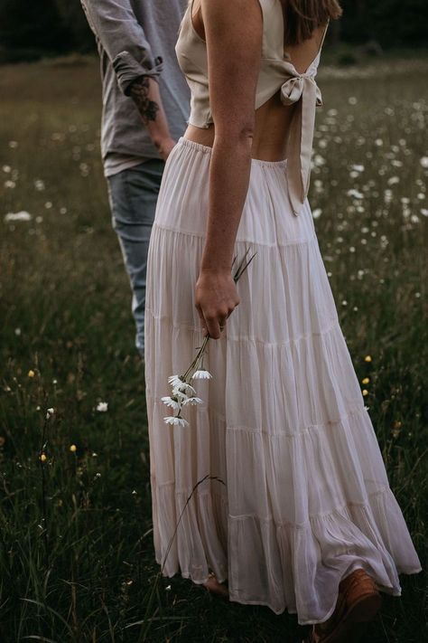 Romantic Outdoor Photoshoot, Romantic Anniversary Photoshoot, Engagement Photoshoot Flowers, Flower Photoshoot Couple, Cottage Couple Photos, Engagement Photos Cottagecore, Couples Wildflower Photoshoot, Couples In Garden, Couples Photoshoot With Flowers