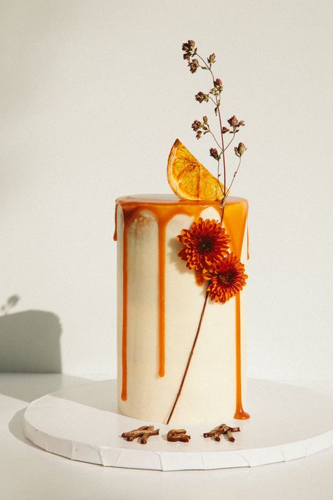 Aesthetic Simple Cake, Orange Vintage Cake, Orange Cake Design, Cylinder Cake, Simple Beautiful Wedding, Birthday Cake And Balloons, Balloons Drawing, Simple Cake Decorating, Cake And Balloons