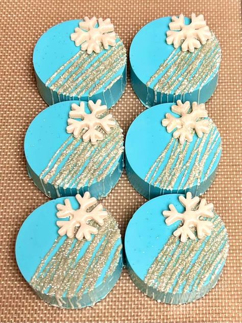 Winter Chocolate Covered Oreos, Christmas Cake Puck Ideas, Cake Puck Designs, Puck Cakes, Oreo Pucks, Cake Sickles, Cake Puck, Oreo Ideas, Decorated Oreos