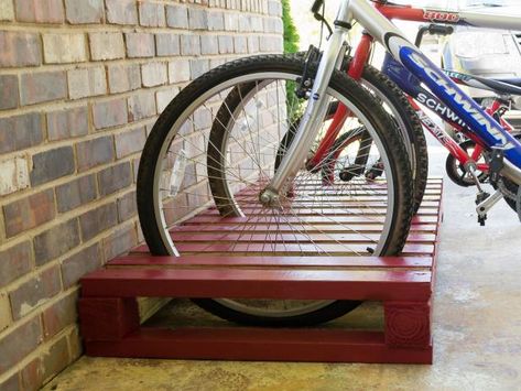 Pallet Bike Racks, Diy Bike Rack, Simple Bike, Range Velo, Koti Diy, Bike Storage Rack, Support Velo, Garage Organize, Bicycle Storage