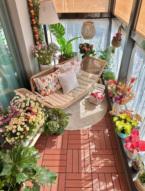 Apartment Balcony Garden, Balcony Design Ideas, Small Balcony Garden, Terrace Decor, Small Balcony Design, Interior Design Per La Casa, Balcony Furniture, Small Balcony Decor, Small Balcony Ideas