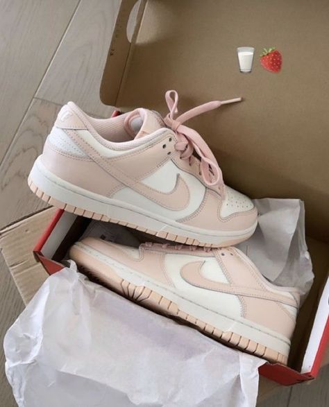 Pink Nike Shoes, Dr Shoes, Trendy Shoes Sneakers, White Nike Shoes, Nike Shoes Girls, Preppy Shoes, Jordan Shoes Girls, All Nike Shoes, Cute Nike Shoes