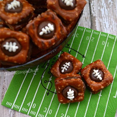 Rolo and Pretzel Footballs - SweetSimpleStuff Football Themed Desserts, Super Bowl Treats, Super Bowl Cupcake, Super Bowl Cookies, Diy Sugar Cookies, Vanilla And Chocolate Cupcakes, Rolo Pretzels, Superbowl Desserts, Tailgating Ideas