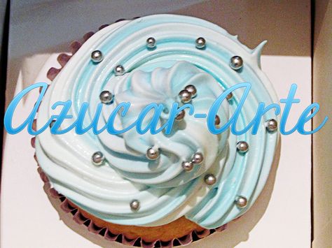 Cupcakes de Vainilla y top de Merengue celeste y blanco con perlas plateadas, para fiestas patrias. www.azucar-arte.com.ar Cupcake Muffins, Muffins, Cake, Meringue