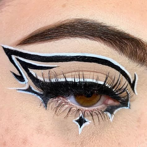 Graphic Eyeliner Drawing, Gothic Makeup Ideas Eyeliner, Black Eye Looks, Eyeliner Drawings, Eyeliner Ideas Creative, Graphic Eyeliner Ideas, Graphic Liner Ideas, Eyeliner Drawing, Eyeliner Art