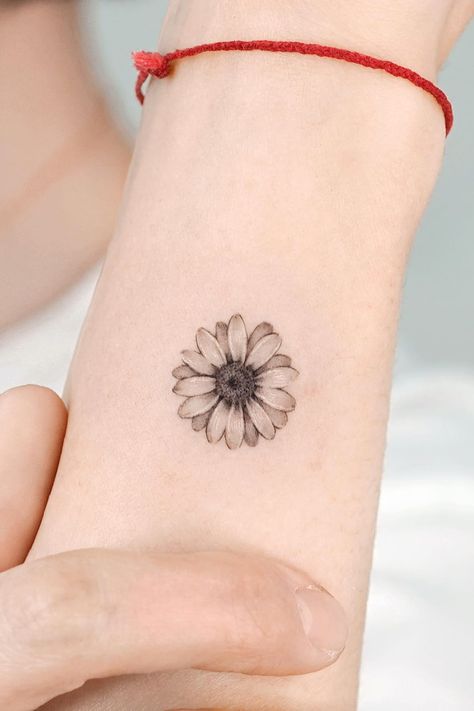 Black and White Daisy Tattoo Daisy Tattoo Ideas, Small Flower Tattoos For Women, Small Daisy Tattoo, Sunflower Tattoo Simple, Daisy Tattoo Designs, Daisy Flower Tattoos, Sunflower Tattoo Small, Daisy Tattoo, Small Flower Tattoos