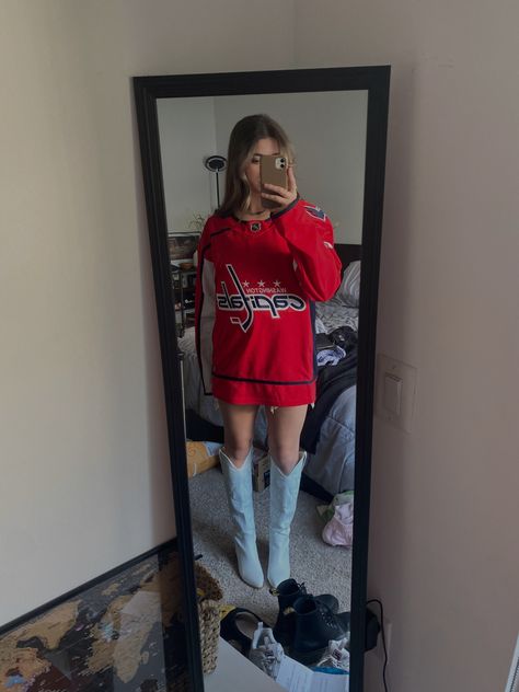 Cute Hockey Jersey Outfits, Jersey And Cowboy Boots Outfit, Hockey Jersey Outfit Woman, Hockey Jersey Outfit, Hockey Game Outfit, Flowers Photoshoot, Hockey Outfits, Drake Concert, Jersey Fits