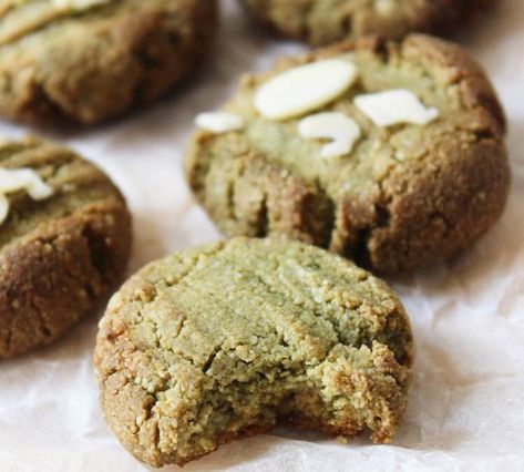 Matcha Almond Cookies Recipe By The Healthy French Wife Matcha Cookies Recipe, Matcha Dessert Recipes, Matcha Almond, Mat Inspiration, Almond Meal Cookies, Matcha Dessert, Matcha Cookies, Almond Flour Cookies, Clean Eating Desserts