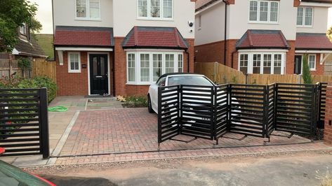 Driveway Gate Diy, Modern Gate Design, Wooden Gate Designs, Gate Design Ideas, Home Gate Design, Gate Designs Modern, Gates And Railings, Modern Gate, Front Gate Design