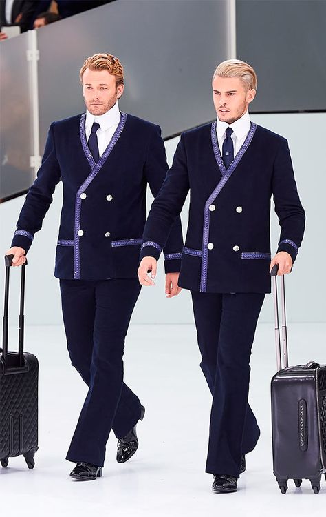 Chanel Airlines llama a todos a bordo Chanel Spring 2016, Chanel Men, Yasmin Le Bon, Moda Chanel, Vogue Men, Mode Chanel, 2016 Menswear, Moda Paris, Chanel Spring