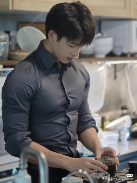 Clothes For Muscular Guys, Handsome Man Korean, Korean Ceo Man, Tight Shirts Men, Fine Korean Men, Handsome Korean Men, Muscular Man, Gentleman Aesthetic, Outfits Hombre