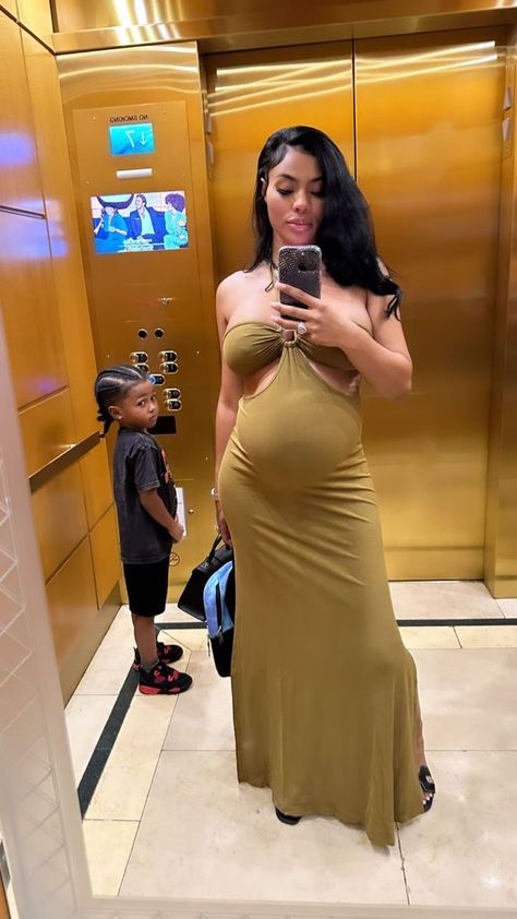 Pregnant Women In Dresses, Pregnancy Fashion Black Women, Black Women Pregnancy Outfits, Black Pregnant Women Outfits, Pregnant Baddie Outfits, Pregnancy Black Women, Cute Pregnancy Outfits Black Women, Maternity Fashion Black Women, Baddie Pregnant