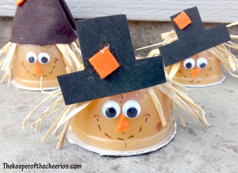 Scarecrow Applesauce Treat Cups Daycare Halloween Treats For Toddlers, Heirloom Crafts, Preschool Treats, Thanksgiving Rocks, Scarecrow Art, Preschool Snack, Toddler Thanksgiving, Daycare Gifts, Thanksgiving Snacks