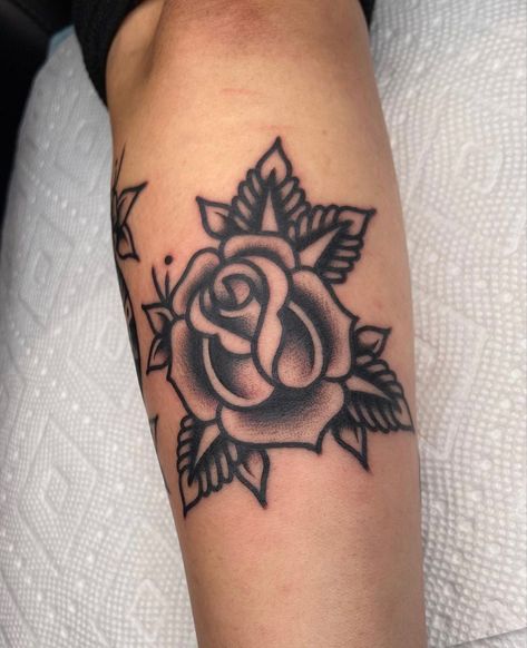 American Traditional Rose, Old School Rose, Traditional Sleeve, Tattoo Old School, Black Rose Tattoos, Traditional Tattoo Sleeve, Traditional Roses, Leg Sleeve, Classic Tattoo