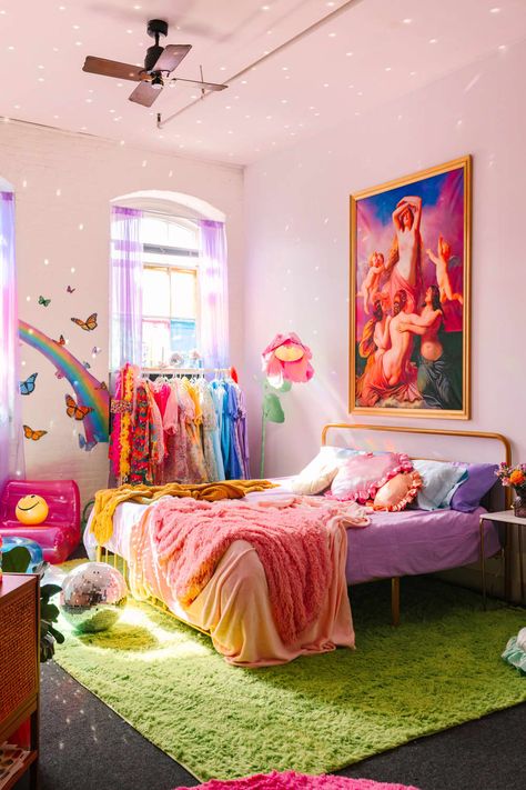 Colorful bedding on bed in colorful loft bedroom. Retro Aesthetic Room, Philadelphia Apartment, Retro Apartment, Colorful Apartment, Pink Living Room, Gorgeous Houses, Apartment Aesthetic, Future Apartment, Commercial Interior Design